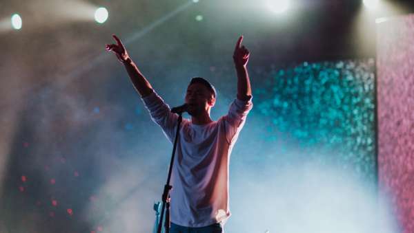 มุมฟังเพลงในบ้านพร้อมหูฟังและบรรยากาศเรียบง่ายสบายตา